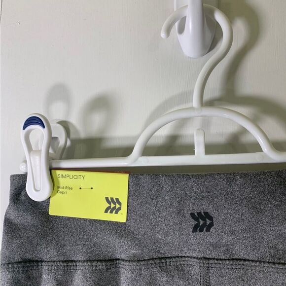 All In Motion NEW XS Grey Mid-Rise Capris - Picture 6 of 7